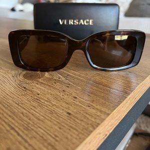 Versace Square Sunglasses/Brown Tortoise Acetate/Tinted Lenses/Includes Case